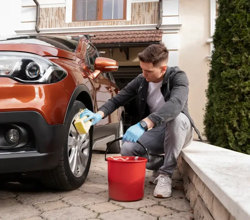 Lavage auto à domicile Lengronne : professionnel intervenant sur un véhicule